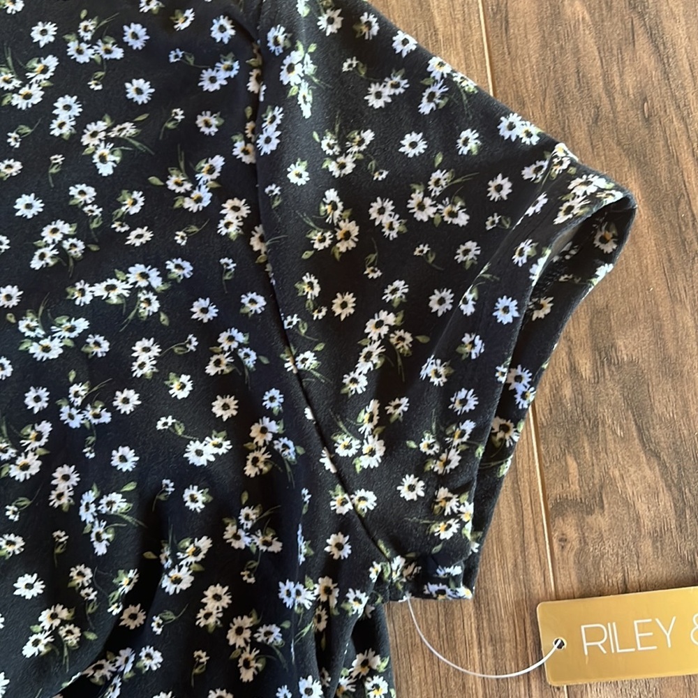 Daisy Keyhole Soft Summer Tee - Picture 6 of 9